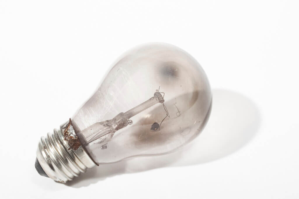 does burn out bulb use electricity